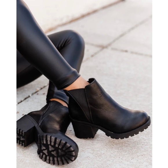Black Stylish Chelsea Lug Sole Bootie - Picture 3 of 8